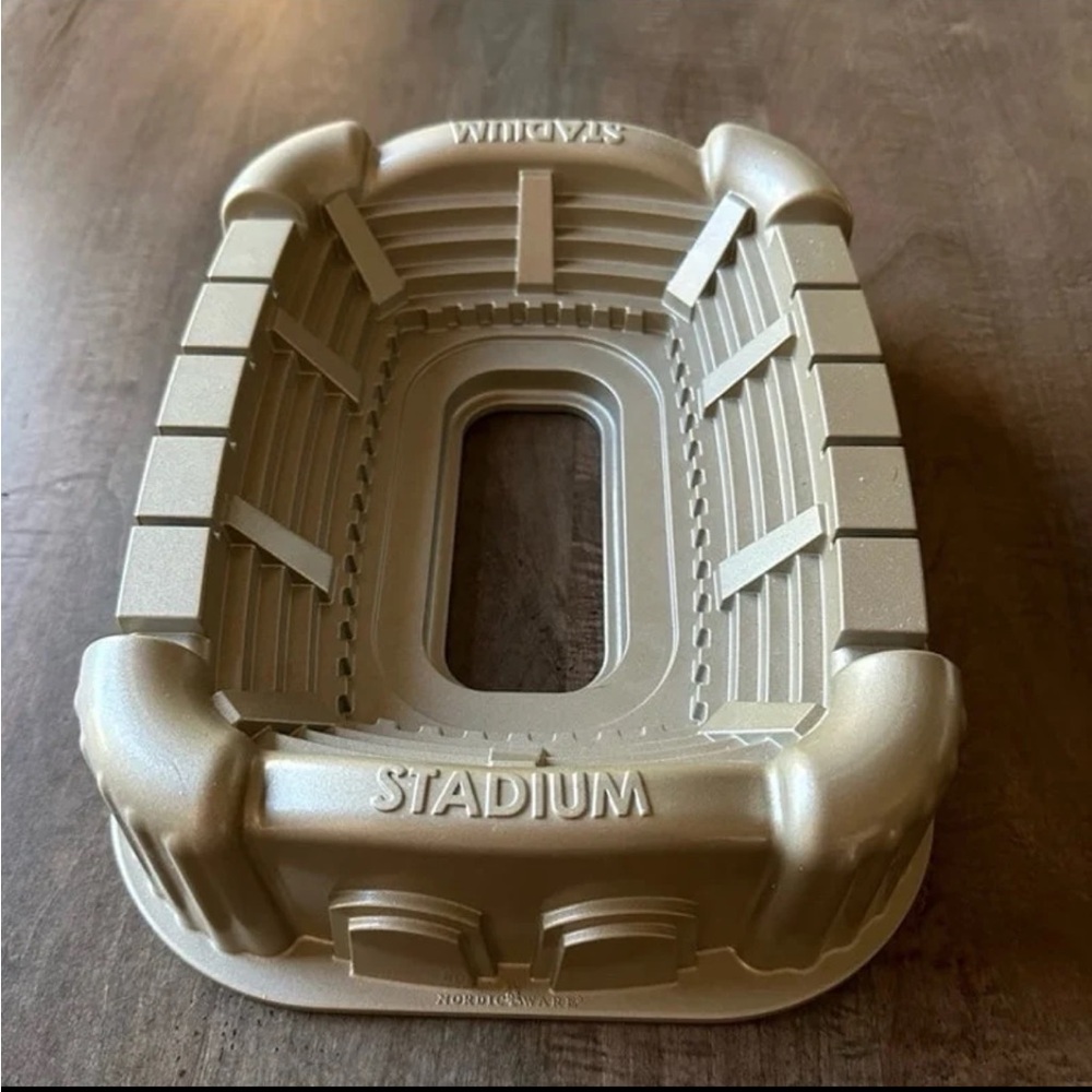 Unused Williams Sonoma Nordic Ware Stadium Bundt Cake Pan - Gold - 9 cup